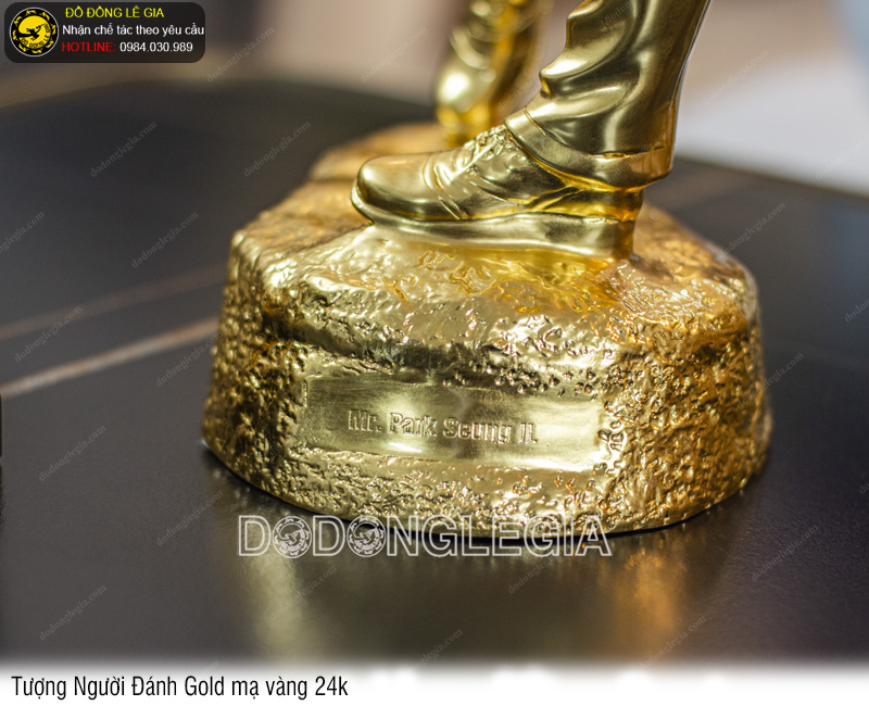 Tượng Người Đánh Golf dát vàng 9999 cao 50cm
