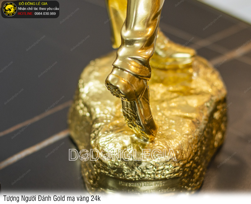 Tượng Người Đánh Golf dát vàng 9999 cao 50cm