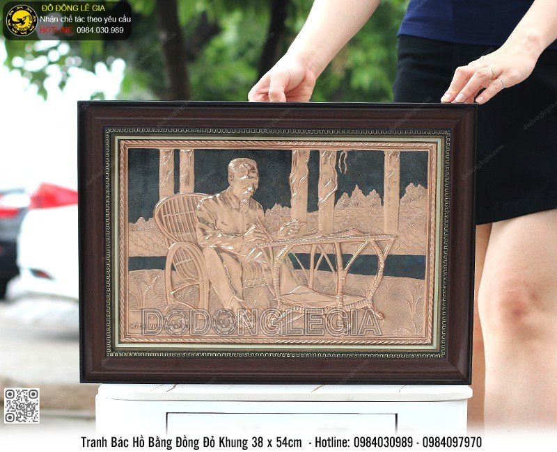 Tranh Bác Hồ bằng đồng đỏ khung 38x54cm