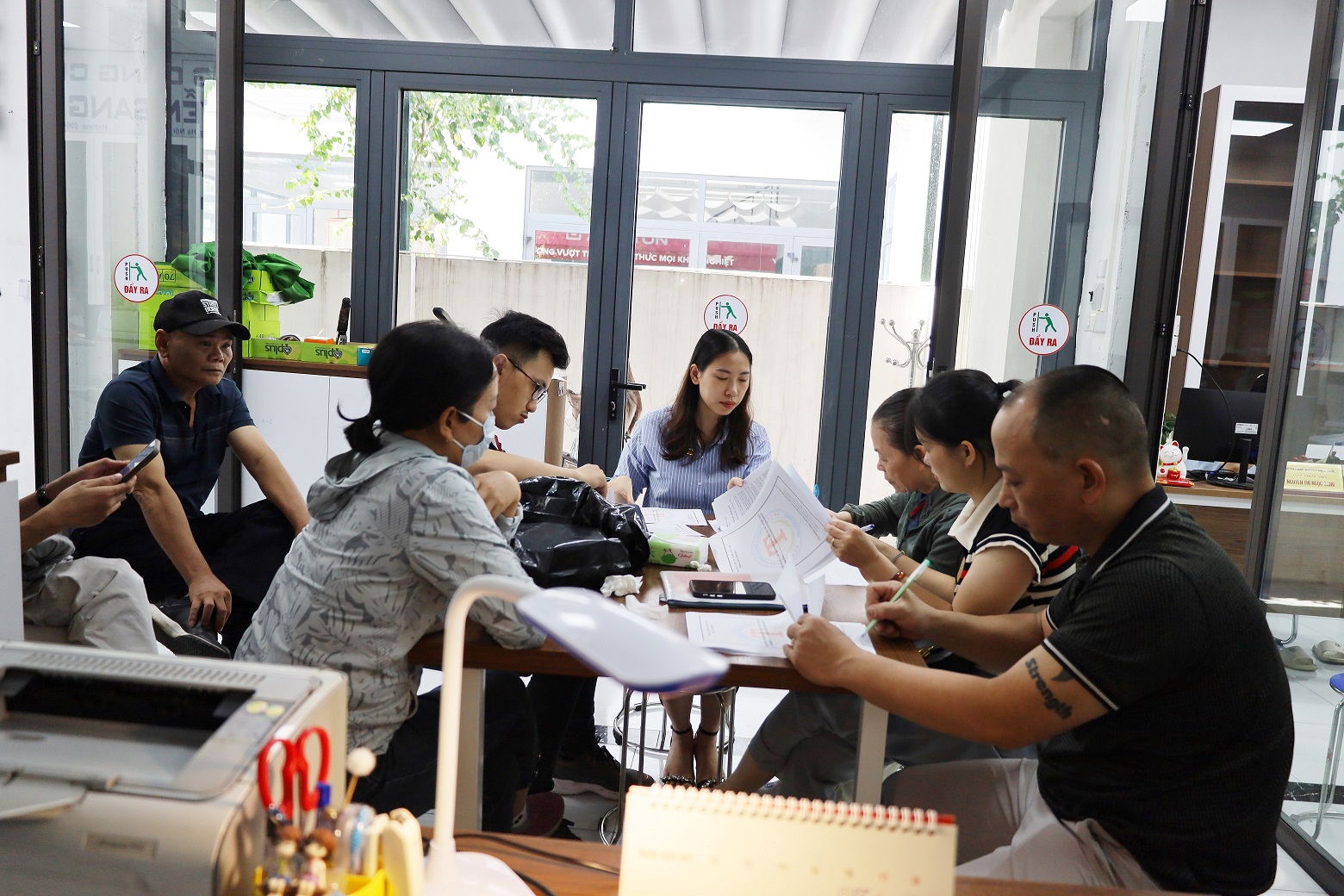 Mua đất có bắt buộc cả vợ và chồng cùng đứng tên trên hợp đồng?