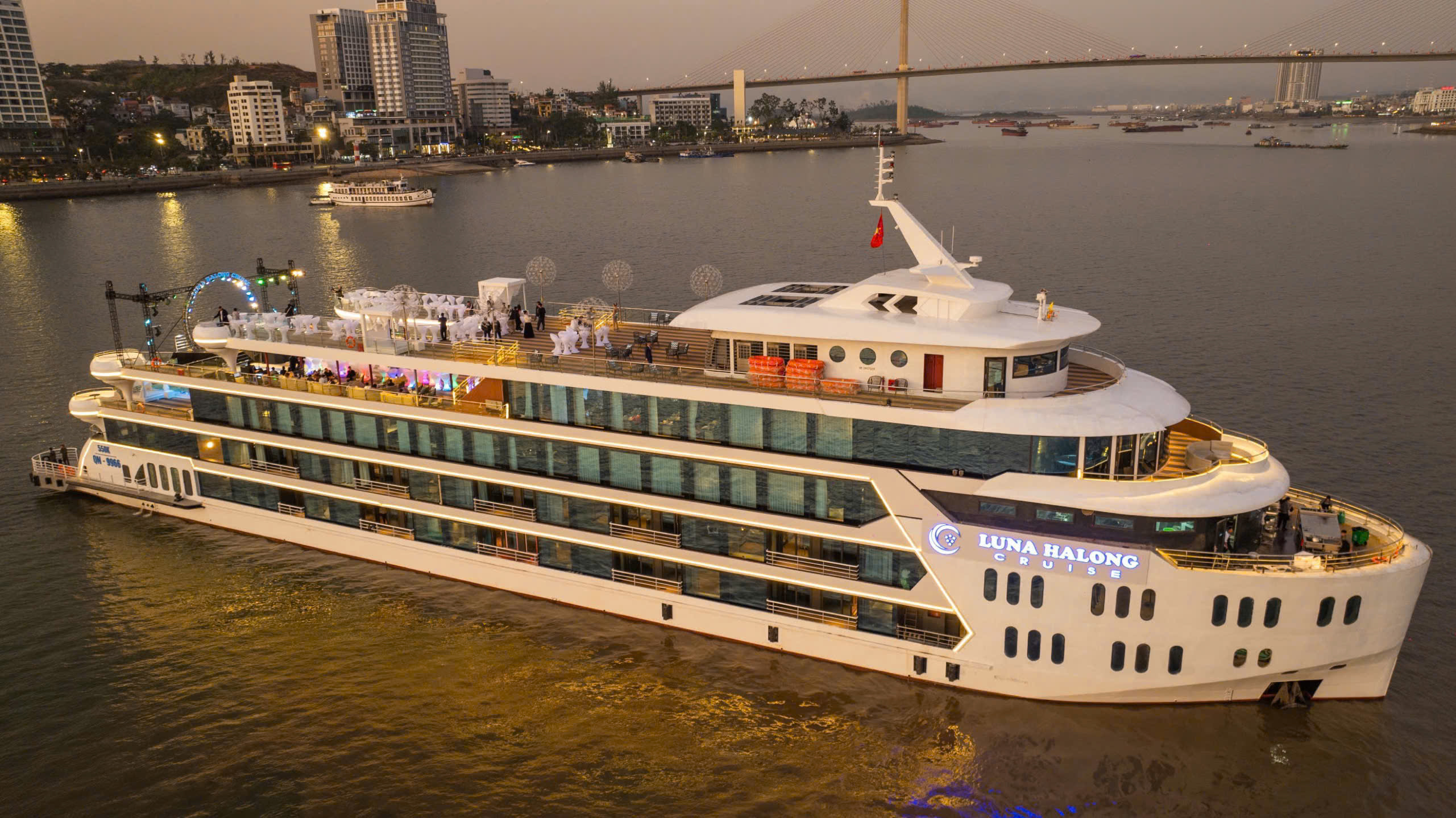 COMBO KHÁCH SẠN MƯỜNG THANH CENTER II VIEW BIỂN + DU THUYỀN 6 SAO LUNA CRUISE