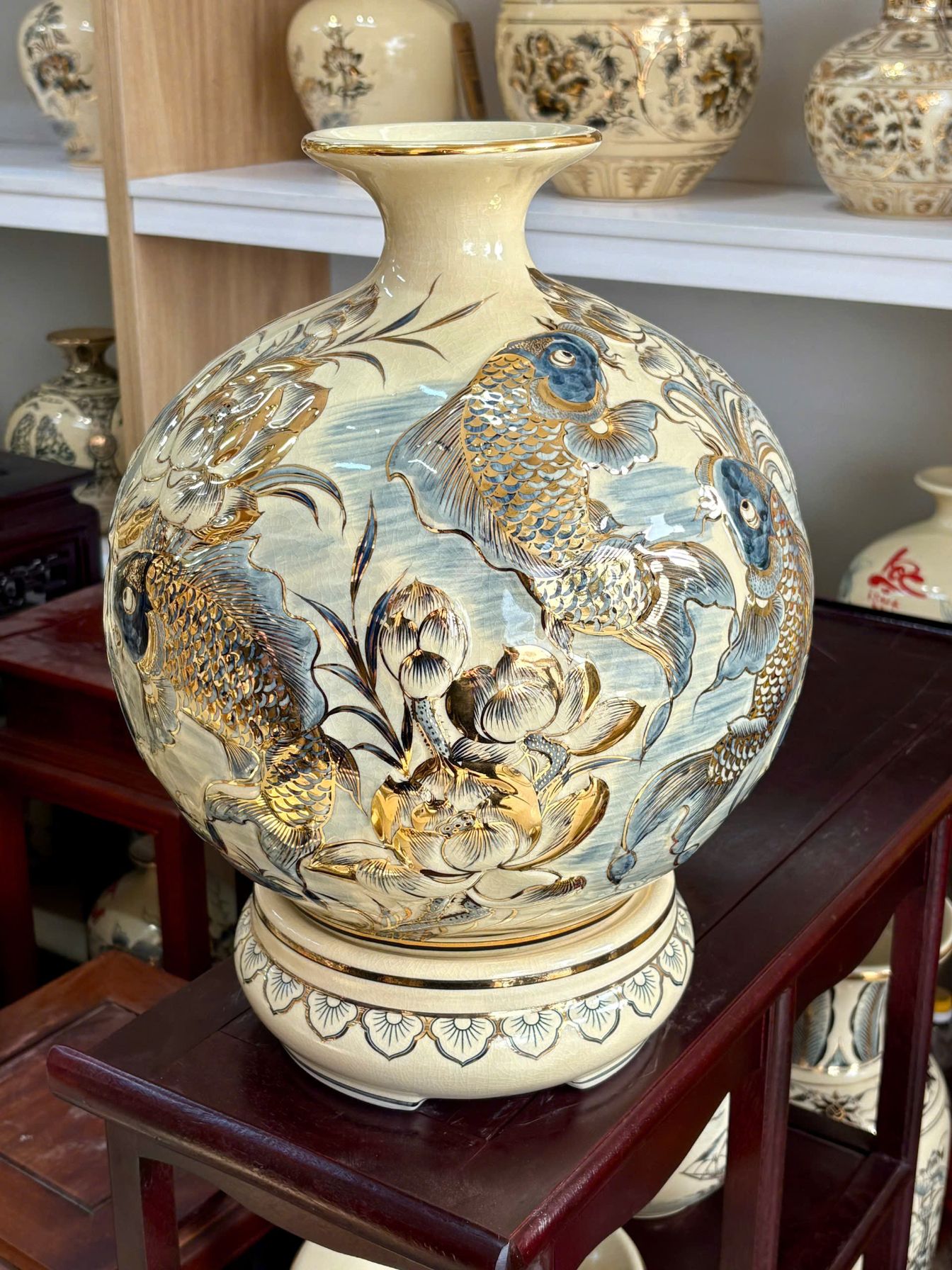 Bình hút tài lộc cá chép hoa sen H35 đắp nổi gốm Chu Đậu vẽ vàng 24k