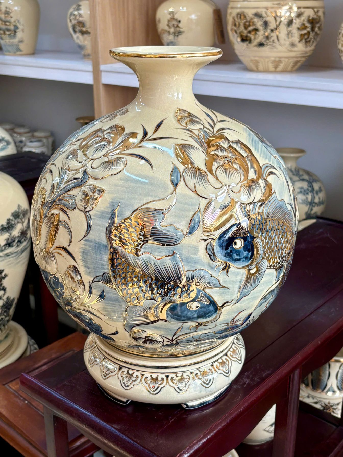 Bình hút tài lộc cá chép hoa sen H35 đắp nổi gốm Chu Đậu vẽ vàng 24k