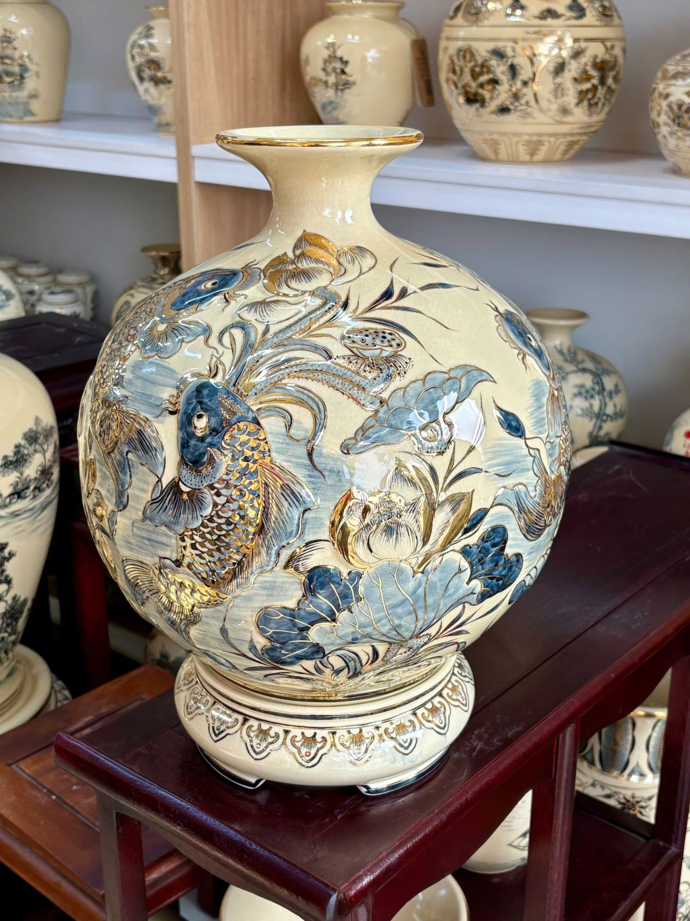 Bình hút tài lộc cá chép hoa sen H35 đắp nổi gốm Chu Đậu vẽ vàng 24k