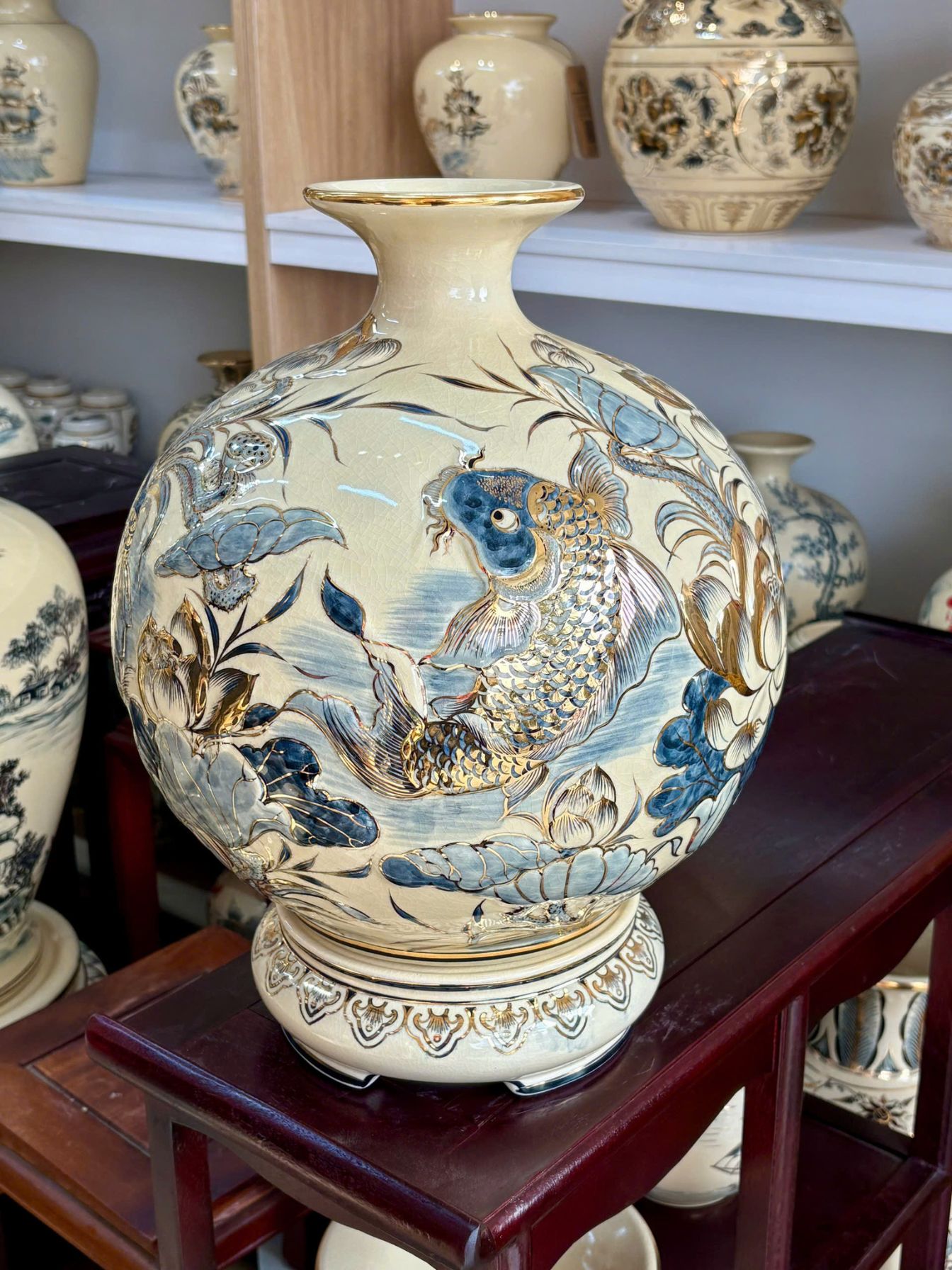 Bình hút tài lộc cá chép hoa sen H35 đắp nổi gốm Chu Đậu vẽ vàng 24k