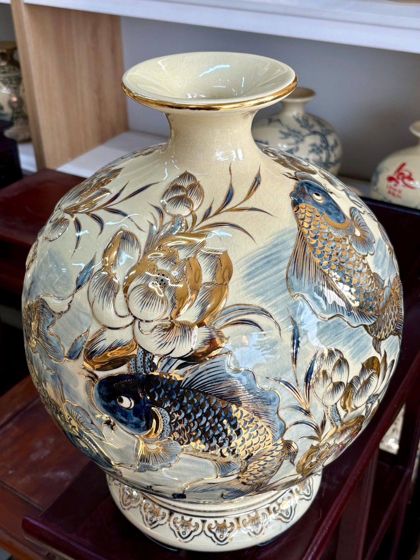 Bình hút tài lộc cá chép hoa sen H35 đắp nổi gốm Chu Đậu vẽ vàng 24k