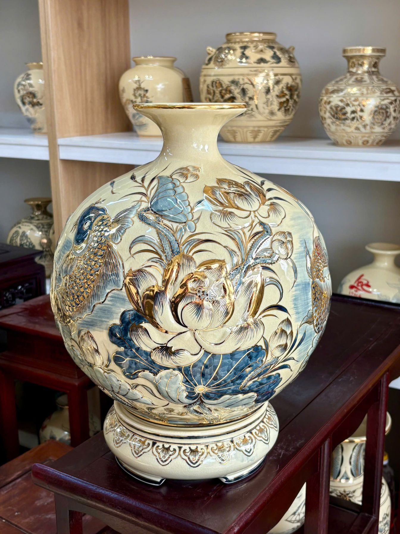 Bình hút tài lộc cá chép hoa sen H35 đắp nổi gốm Chu Đậu vẽ vàng 24k