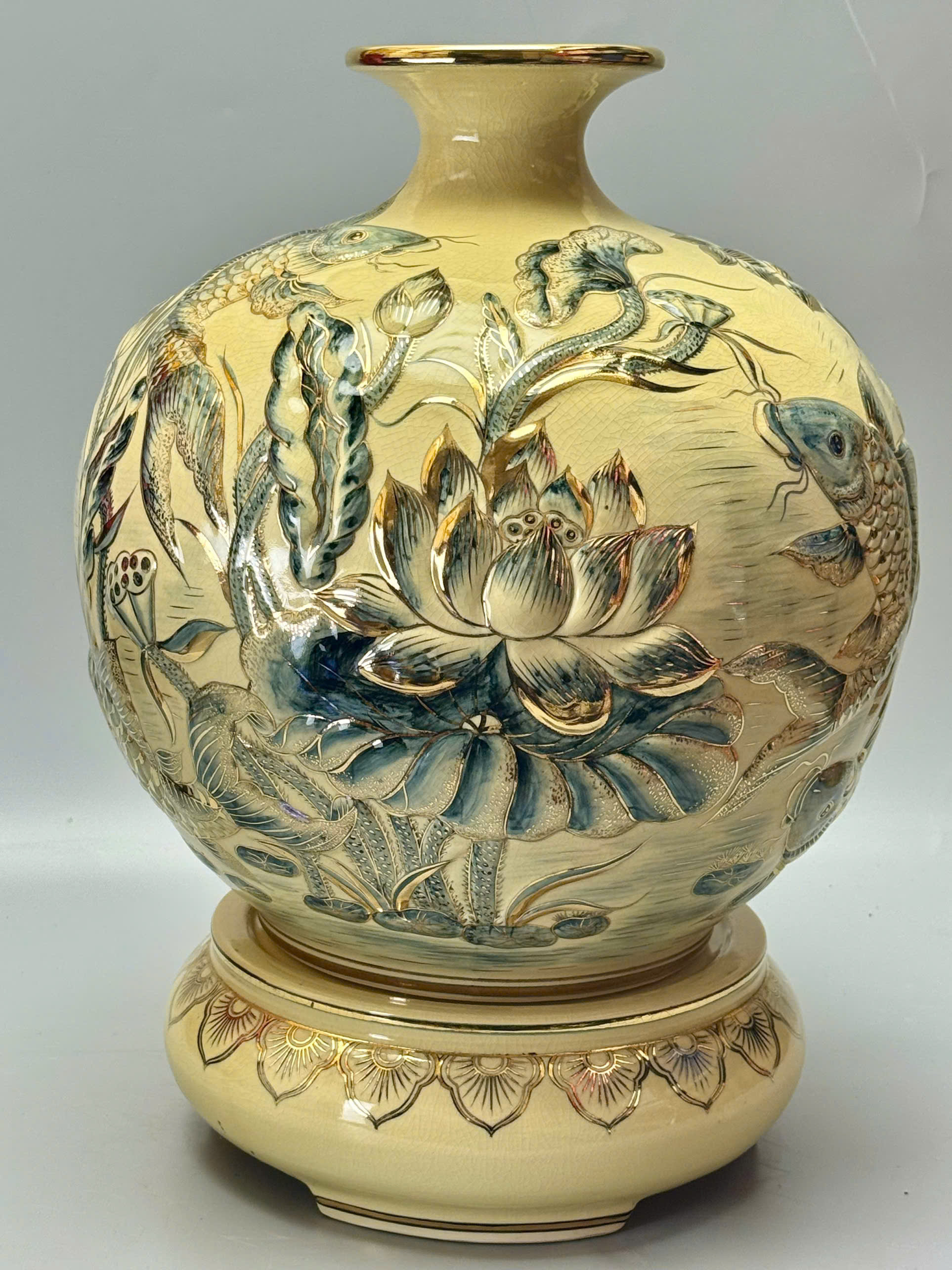 Bình hút tài lộc H45 cửu ngư hoa sen khắc nổi vẽ vàng gốm Chu Đậu