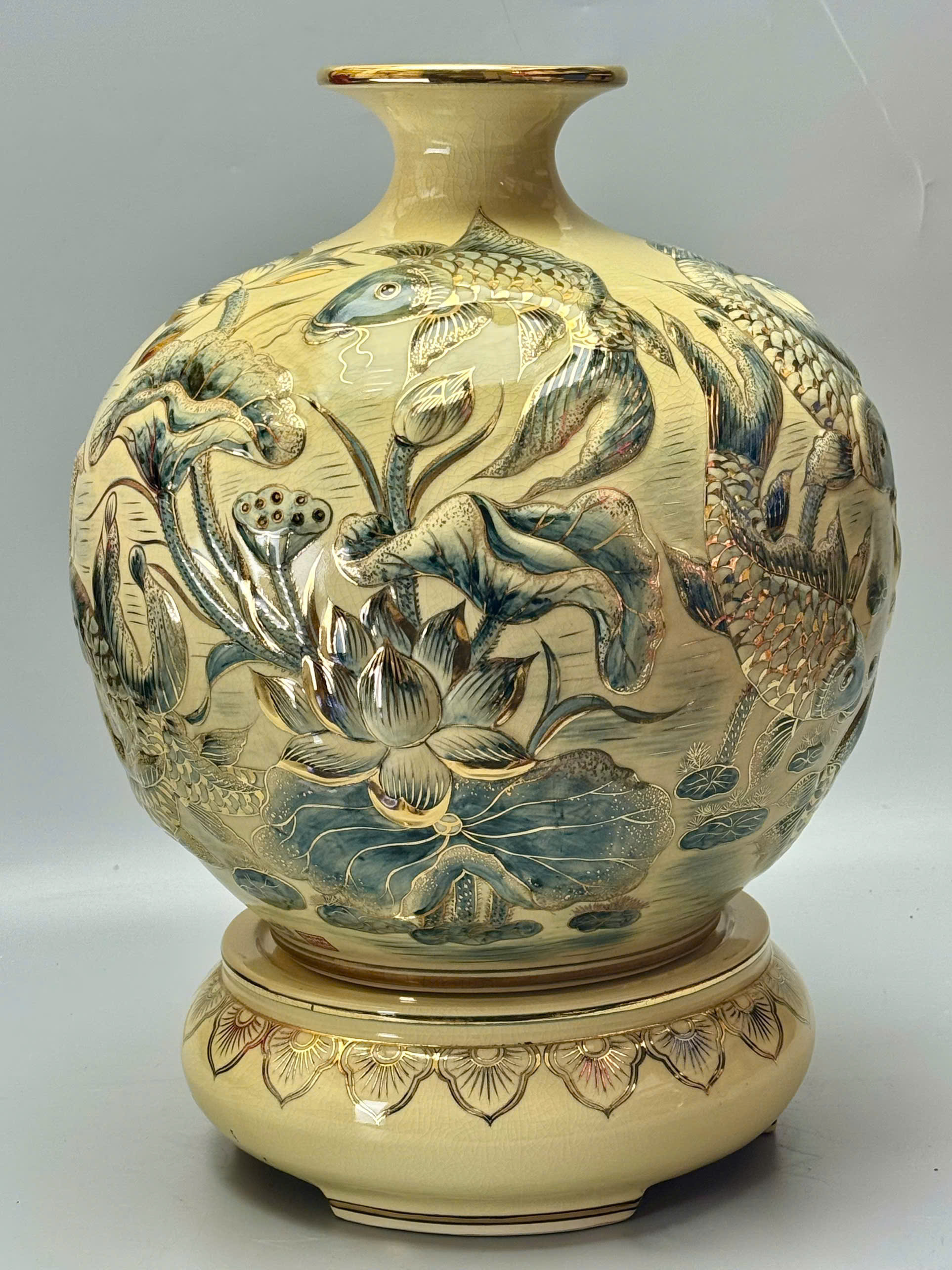 Bình hút tài lộc H45 cửu ngư hoa sen khắc nổi vẽ vàng gốm Chu Đậu