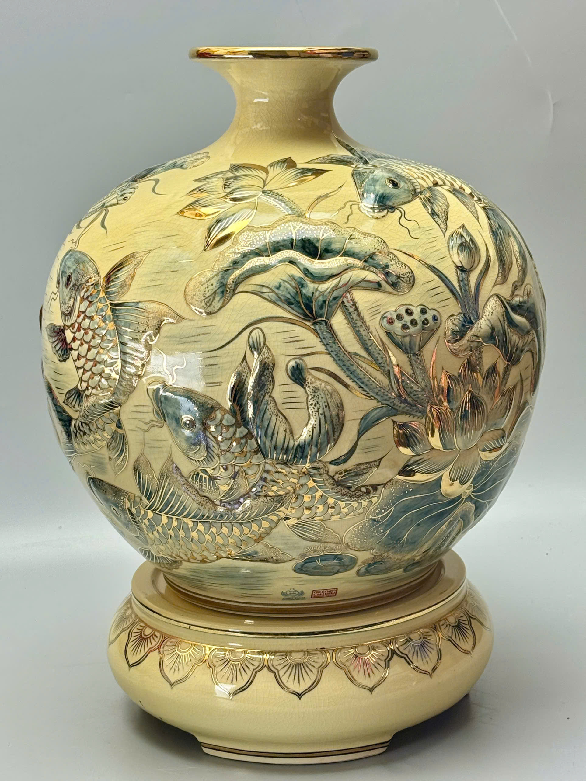 Bình hút tài lộc H45 cửu ngư hoa sen khắc nổi vẽ vàng gốm Chu Đậu