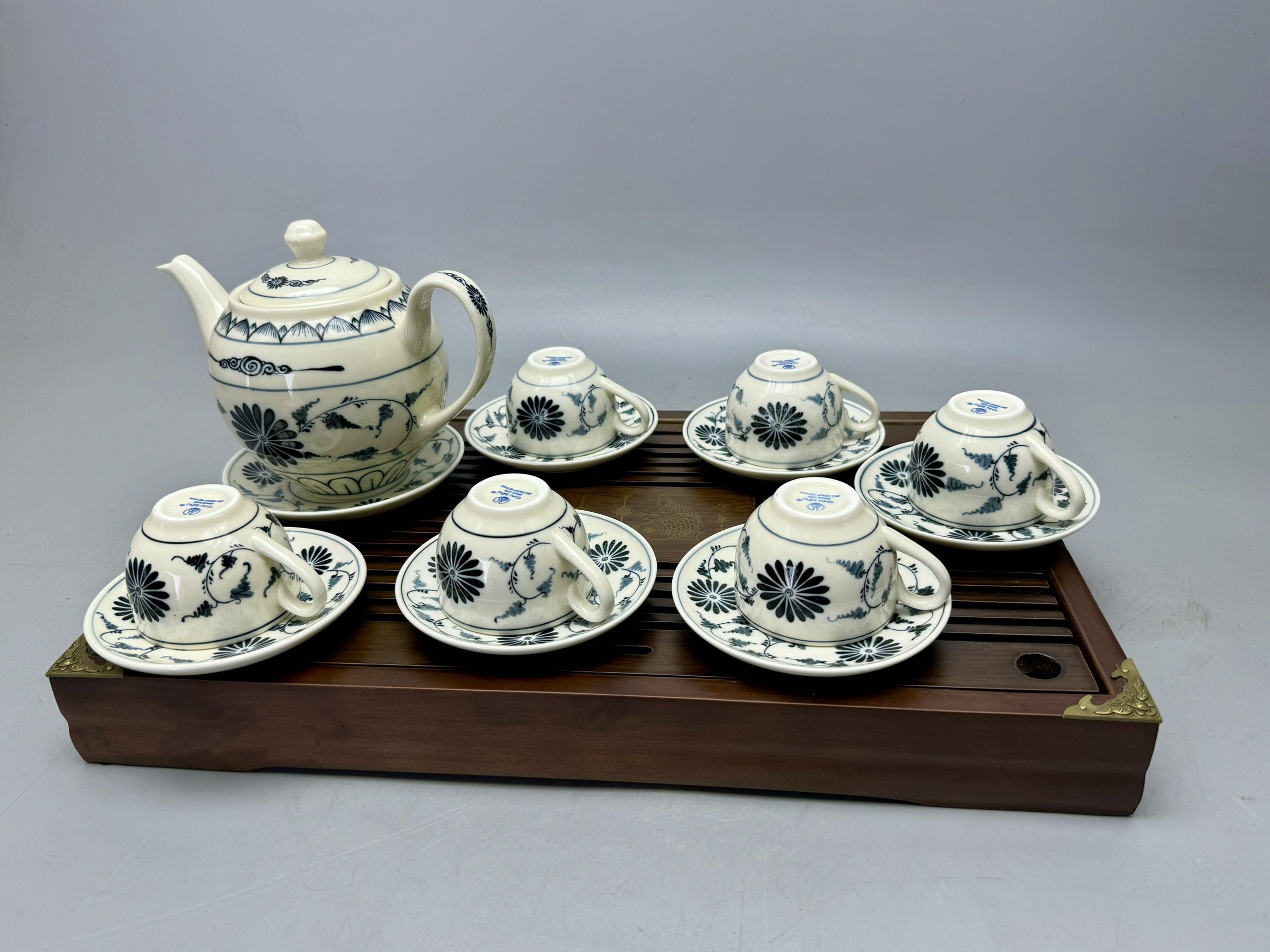 Bộ ấm chén hoa cúc gốm chu đậu truyền thống