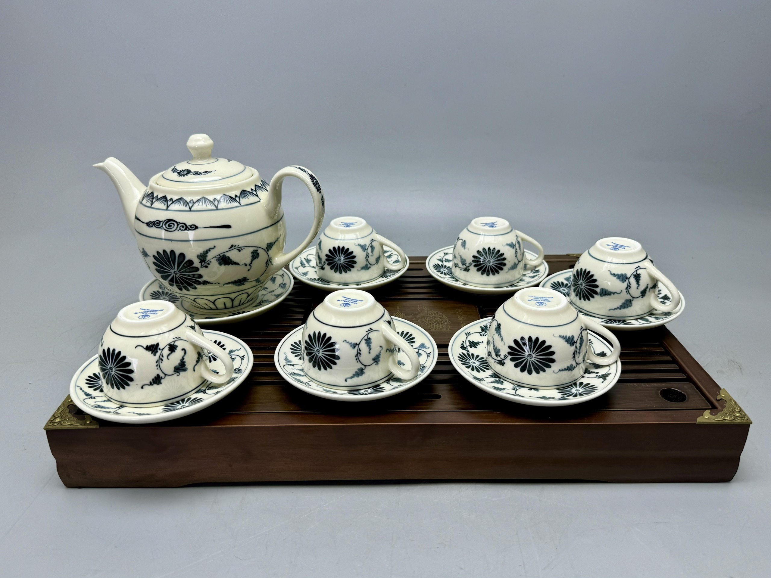 Bộ ấm chén hoa cúc gốm chu đậu truyền thống