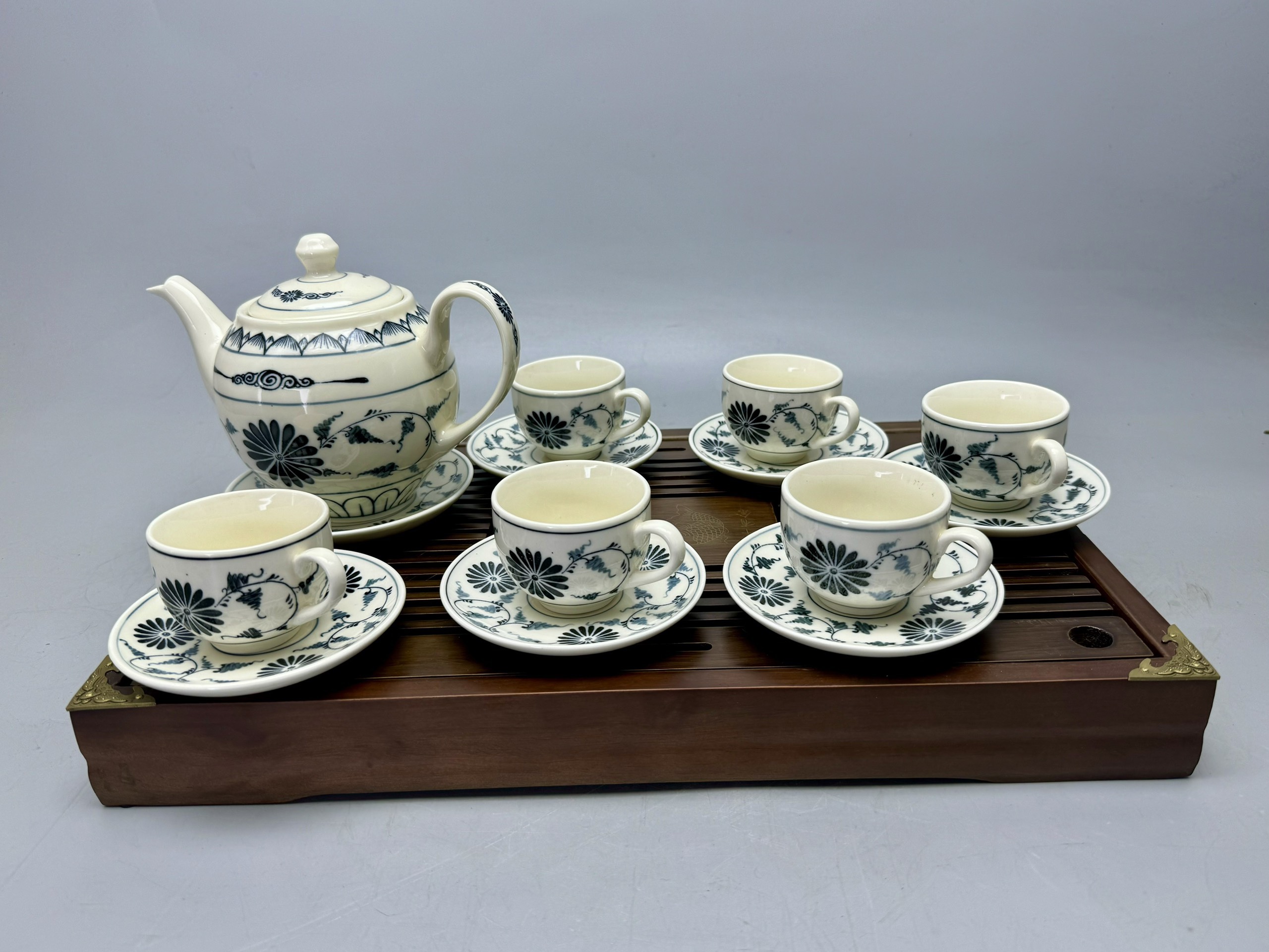 Bộ ấm chén hoa cúc gốm chu đậu truyền thống