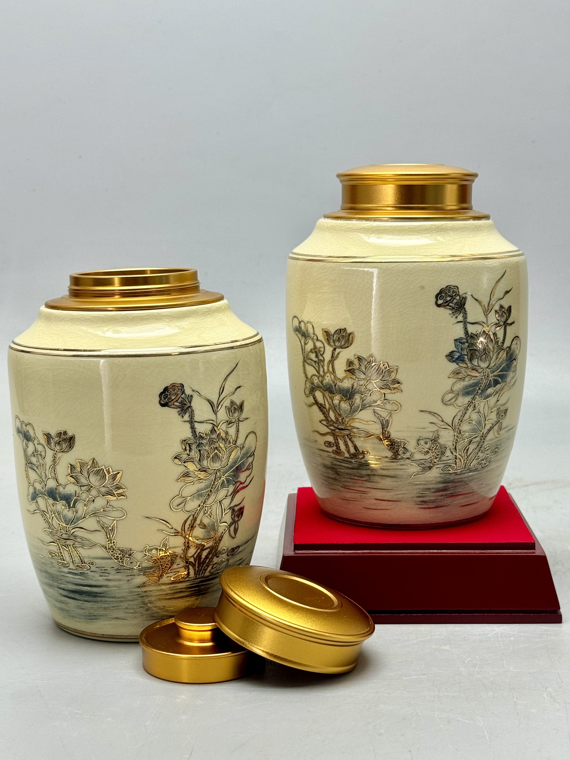 Hộp đựng trà hoa sen cao 18cm gốm Chu Đậu vẽ vàng