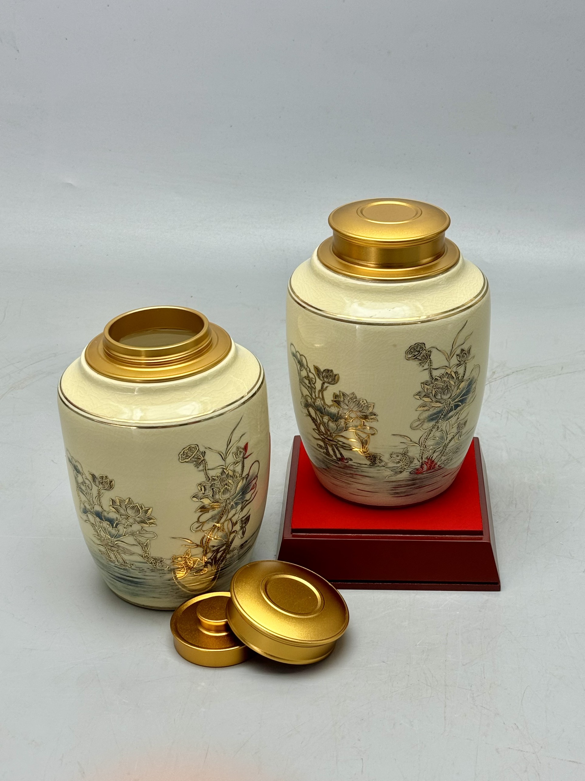 Hộp đựng trà hoa sen cao 18cm gốm Chu Đậu vẽ vàng