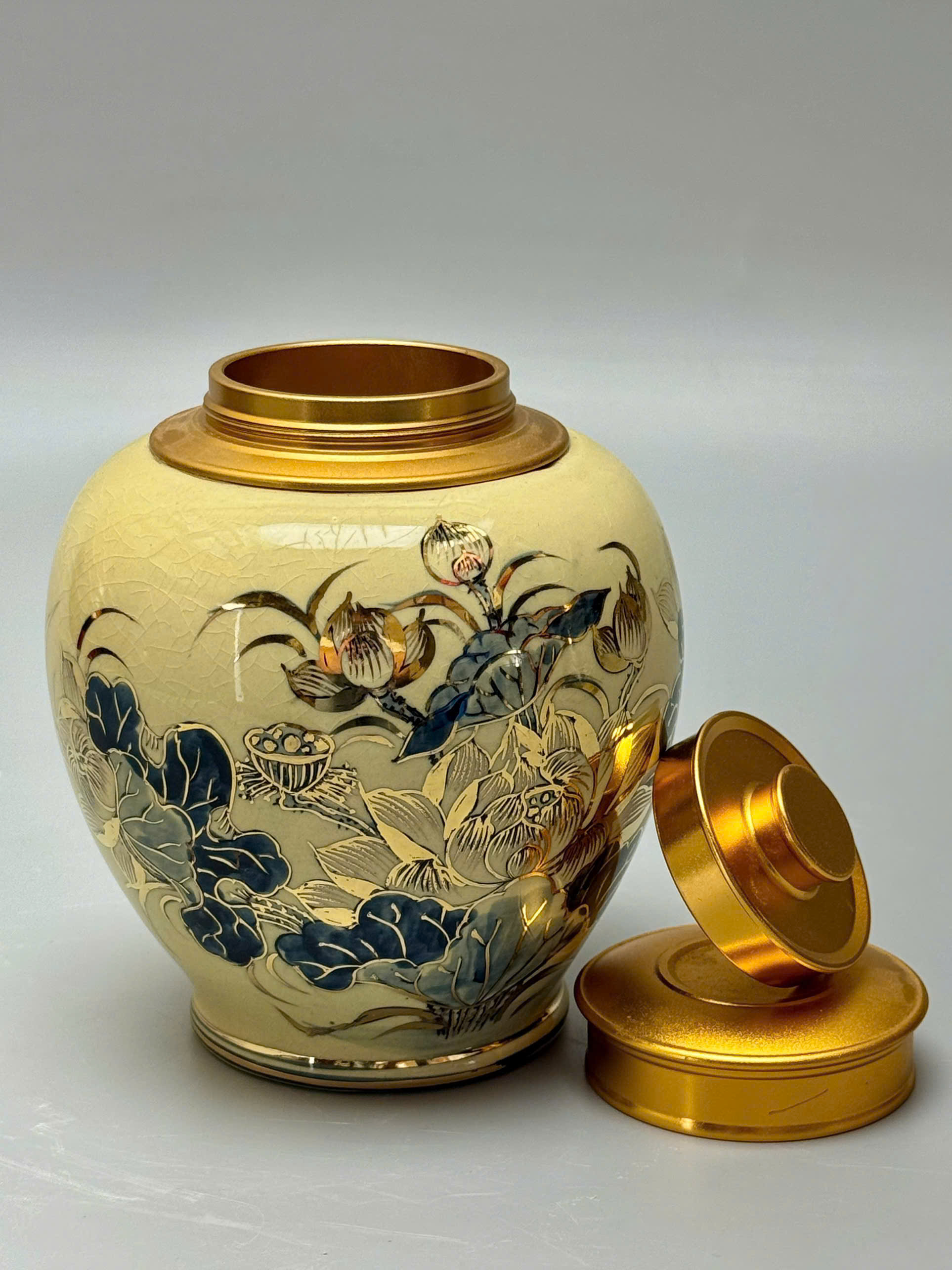 Hũ đựng trà hoa sen gốm Chu Đậu vẽ vàng 24k