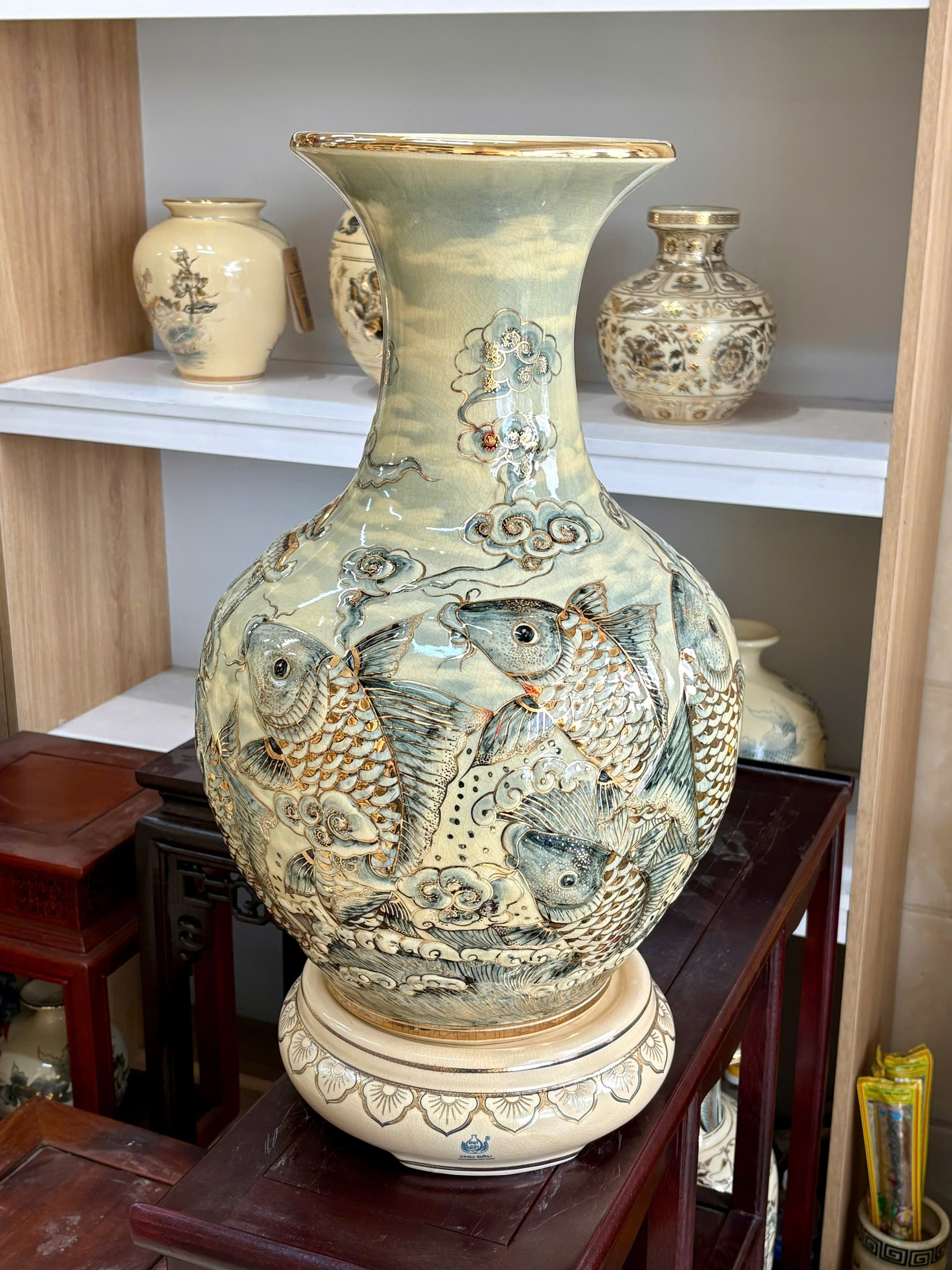 Bình phú quý Cá Chép Hóa Rồng đắp nổi vân mây vẽ vàng 24k gốm Chu Đậu