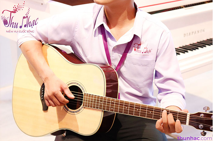 Hướng dẫn các tư thế ngồi chơi đàn guitar chuẩn, thoải mái nhất