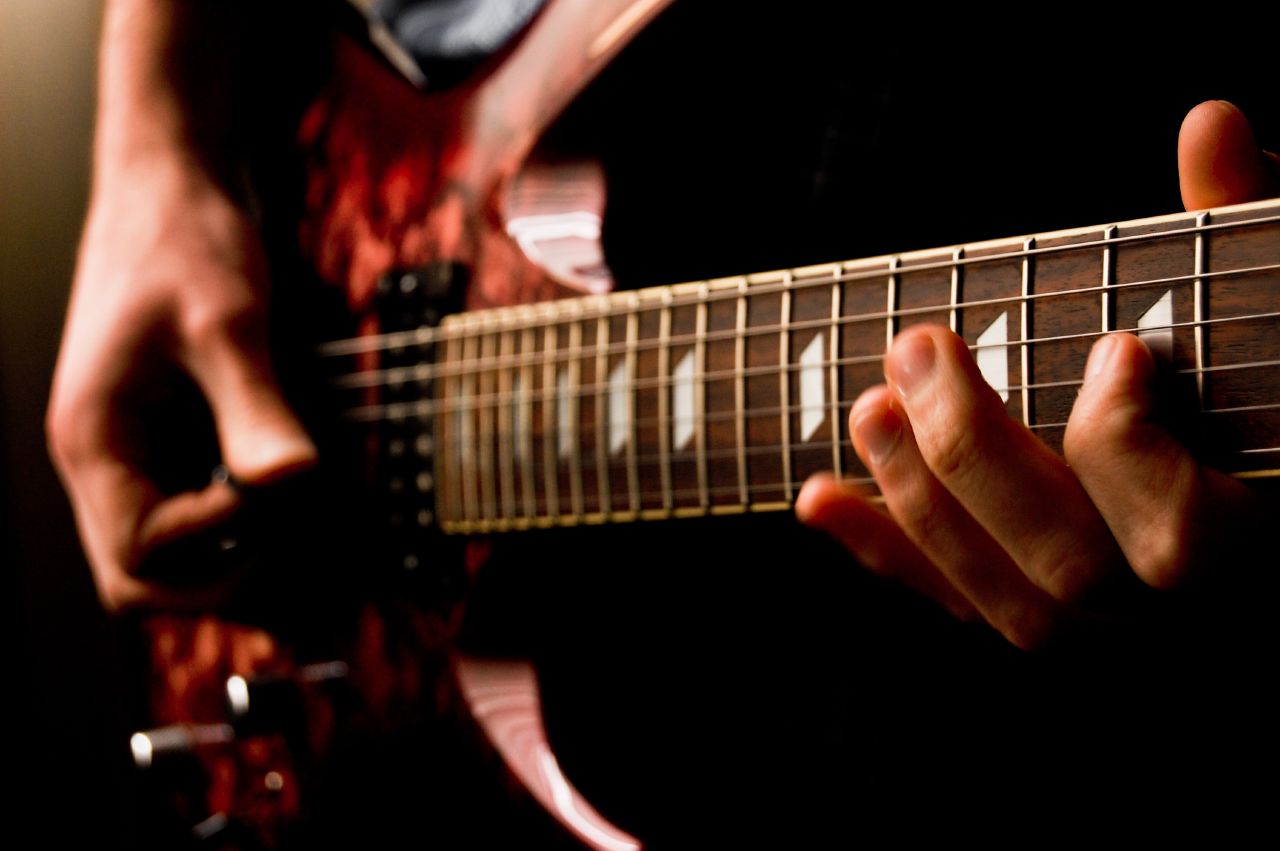 Dạy học đàn guitar điện quận Tân Phú