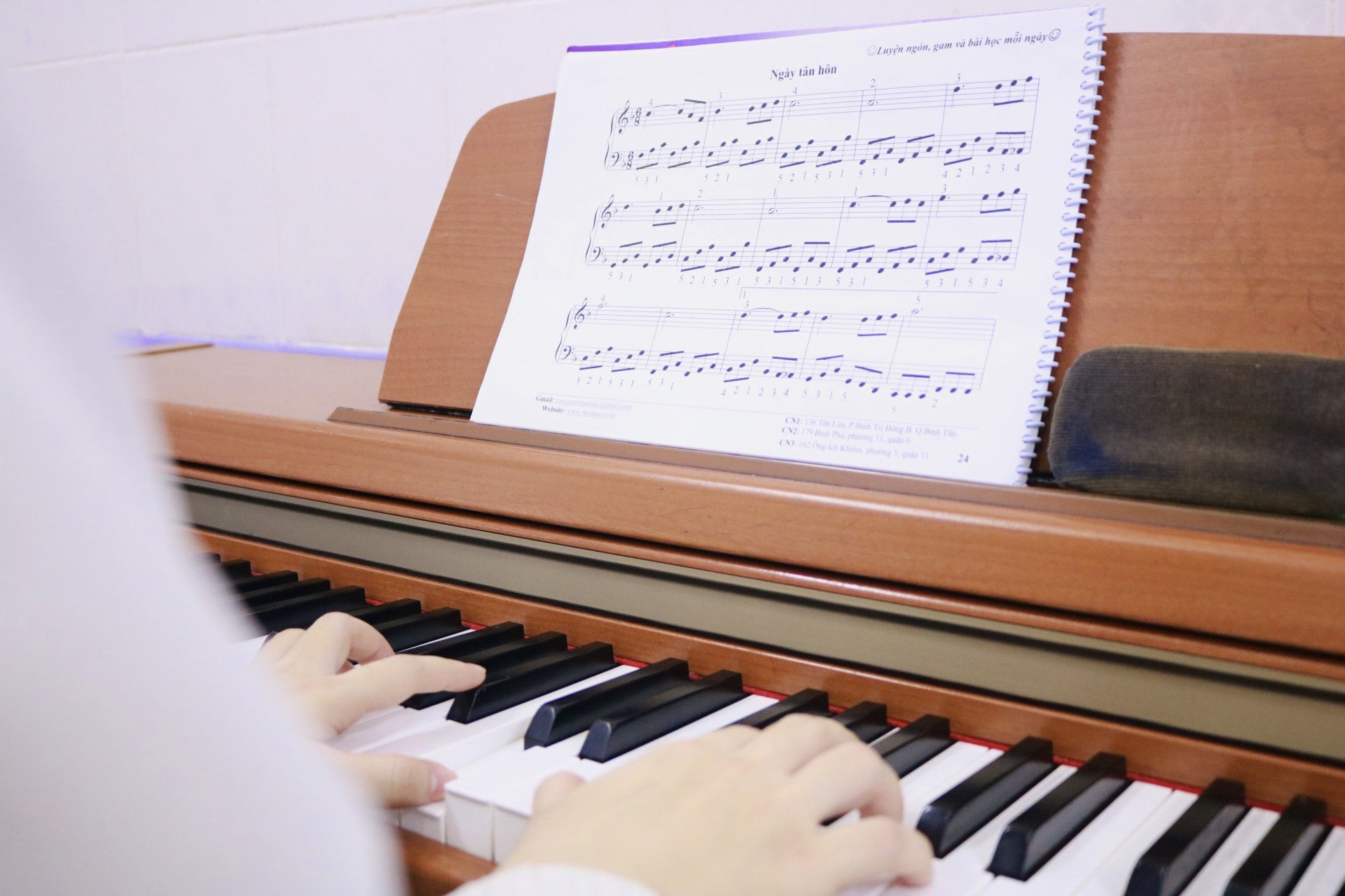 HỌC PHÍ KHÓA HỌC ĐÀN PIANO CÓ GIÁ BAO NHIÊU CHO NGƯỜI MỚI HỌC