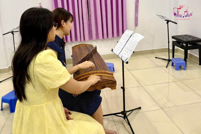 Lớp học đàn guzheng (cổ tranh) tại phường Hòa Bình