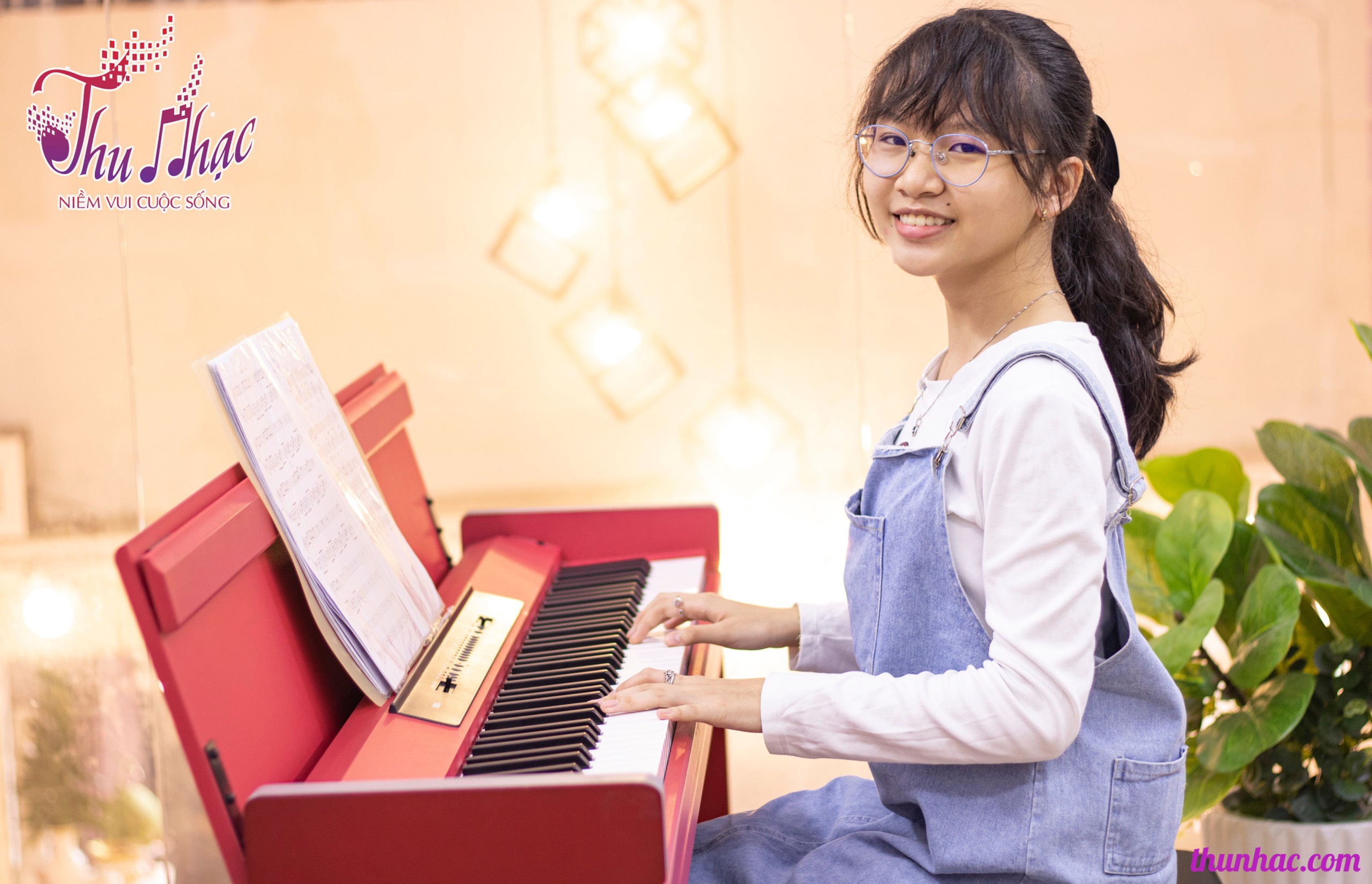 Nên học piano online hay học piano trực tiếp