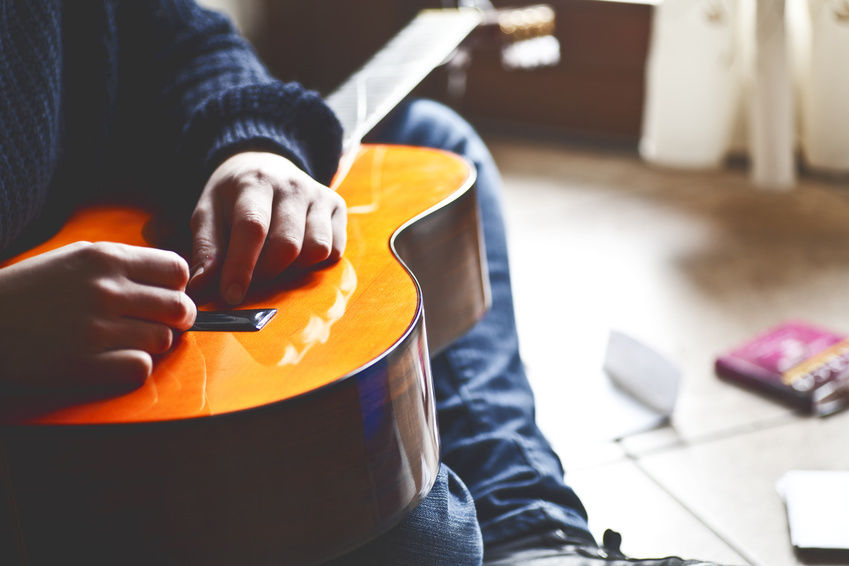 Cách Thay Dây Đàn Guitar Tại Nhà Dễ Dàng - V Guitar