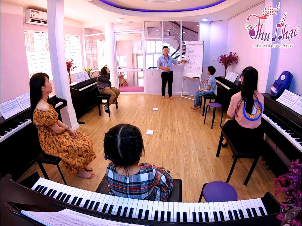 GUITAR VÀ PIANO, CHO BÉ HỌC NHẠC CỤ NÀO TỐT HƠN?