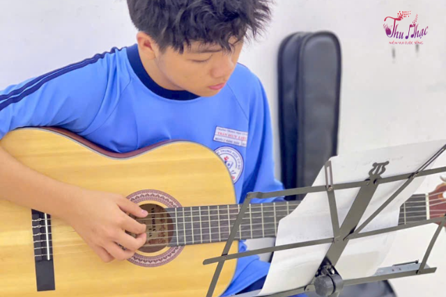 Bí quyết tự học đàn guitar tại nhà cho người bận rộn