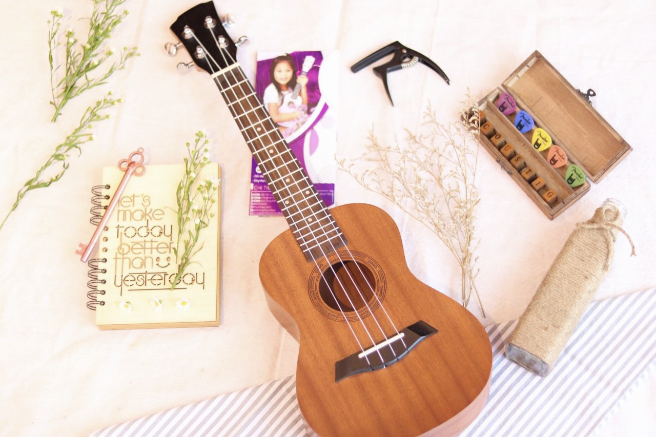 CÓ NÊN MUA ĐÀN GUITAR ĐỆM HÁT GIÁ RẺ KHÔNG