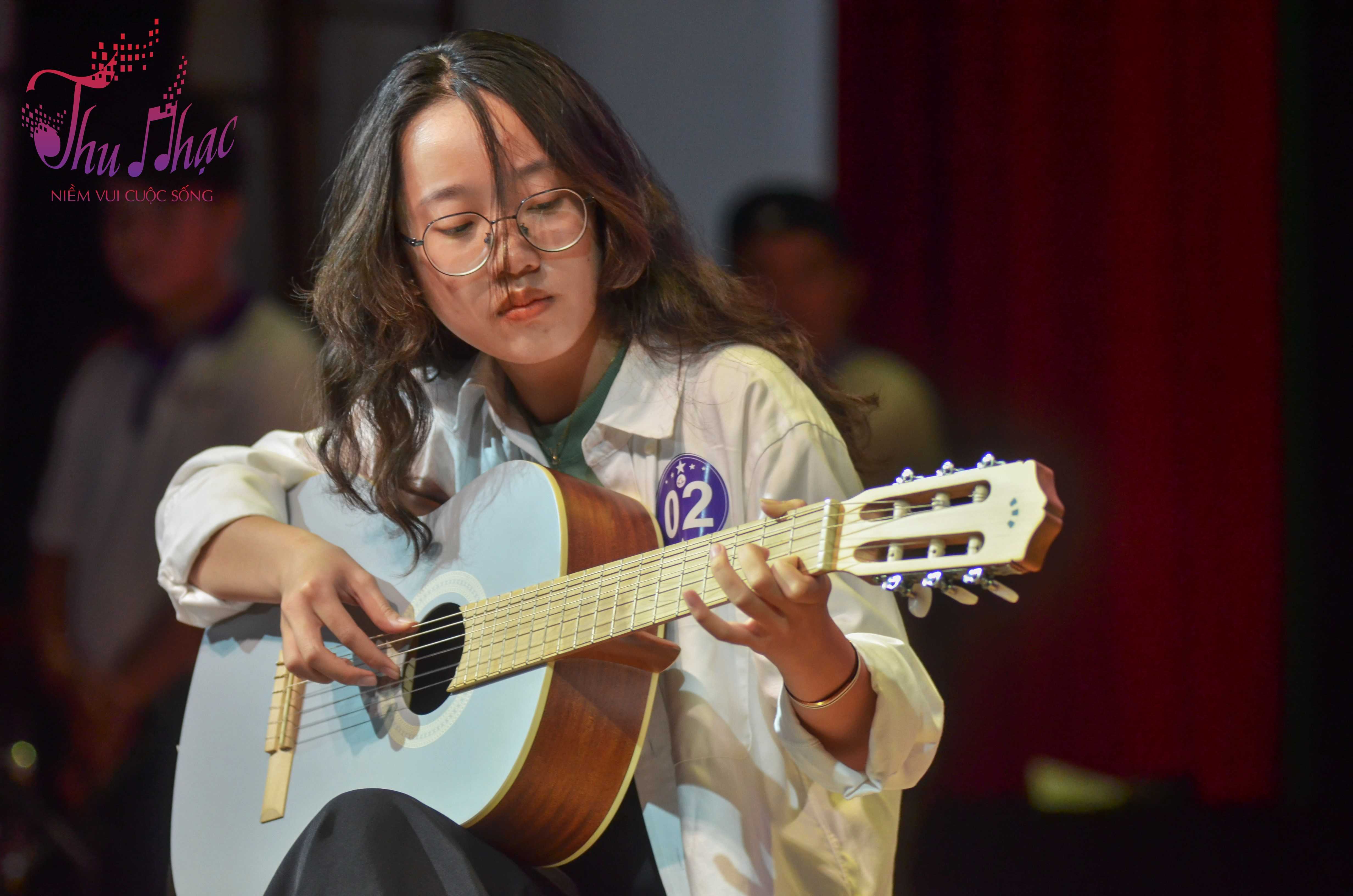 Học đàn guitar cho bé qua mạng