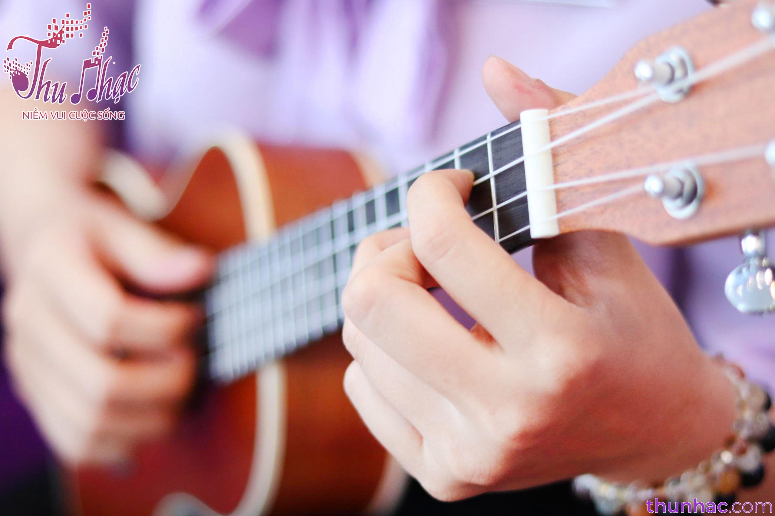 học chơi ukulele căn bản tại nhà 