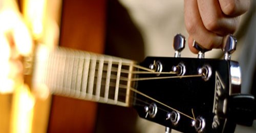 Những cách chỉnh dây đàn guitar