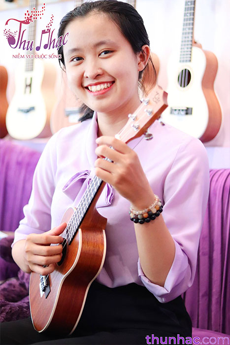 Kỹ thuật chơi đàn Ukulele ở tư thế ngồi.