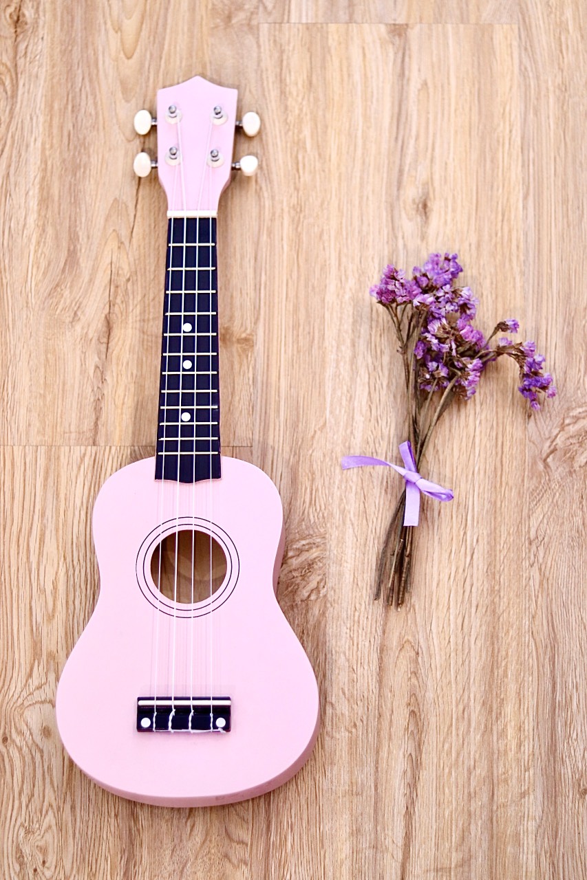 Đàn ukulele màu hồng tím