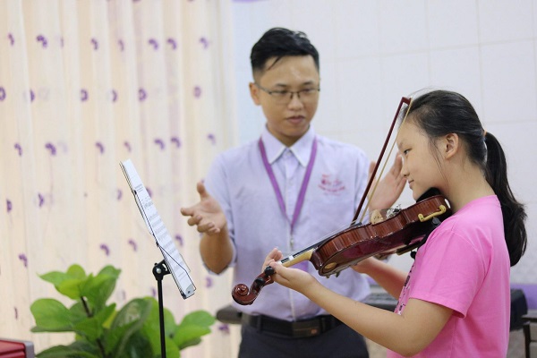 tư thế cầm dàn guitar