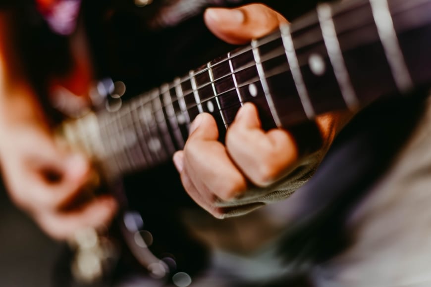 Học guitar điện có khó không?