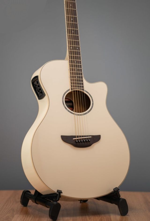 Đàn guitar Yamaha APX600 White tinh tế