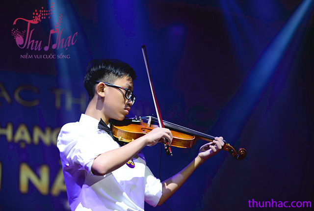 Biểu diễn cuộc thi đàn Violin tại Thu Nhạc Tân Phú