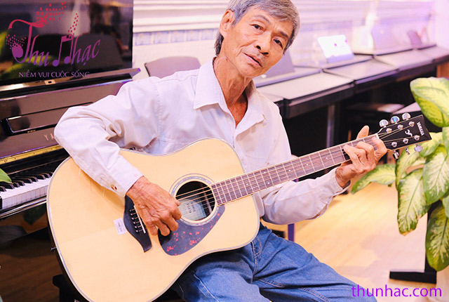 học chơi đánh guitar 