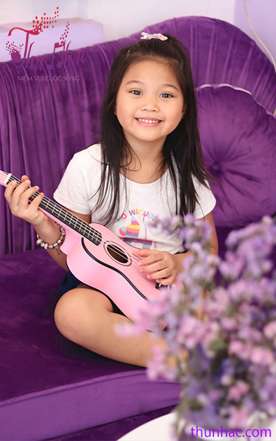 Học viên lớp ukulele cho bé