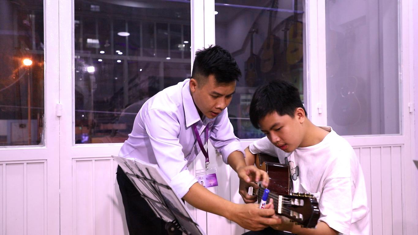 Học viên học guitar tại quận Tân Phú TP HCM