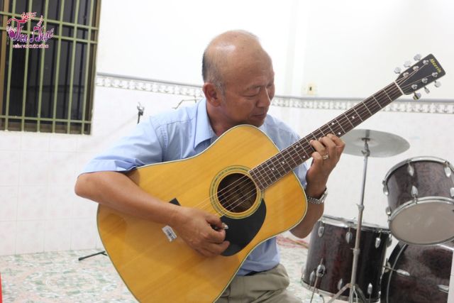 Lớp học đàn guitar cho người lớn tuổi