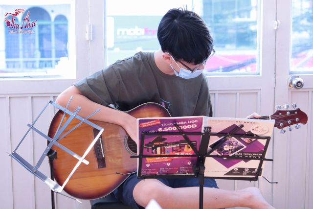 Học guitar mất bao lâu thì chơi được?