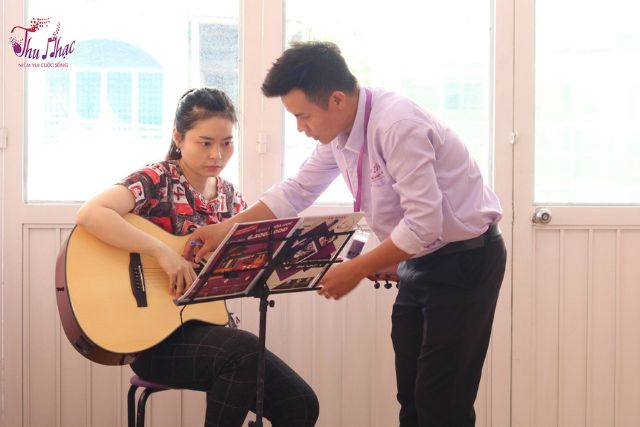 Học phí học đàn guitar cho người lớn tuổi?