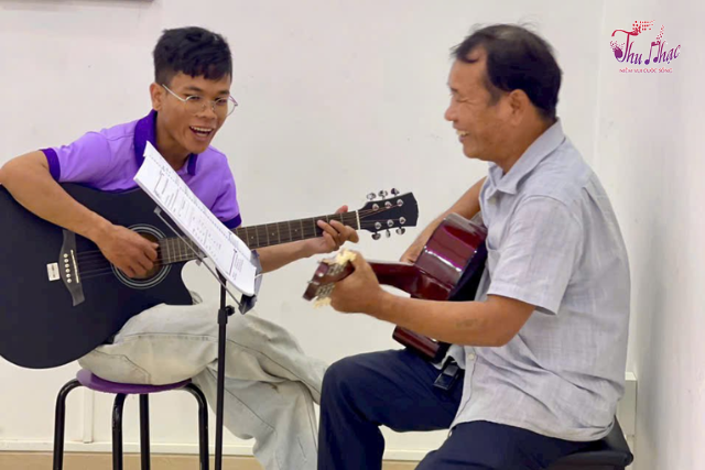Dạy học đàn guitar điện mùa hè uy tín