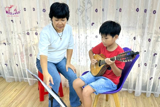 Khóa học đàn mandolin tại Bình Phú của Thu Nhạc