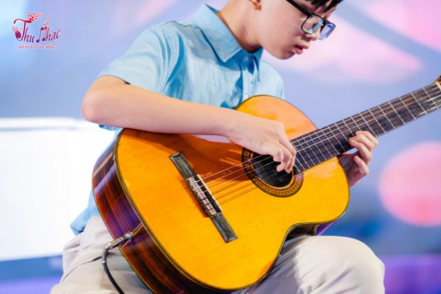 Lớp học đàn guitar trẻ em cơ bản