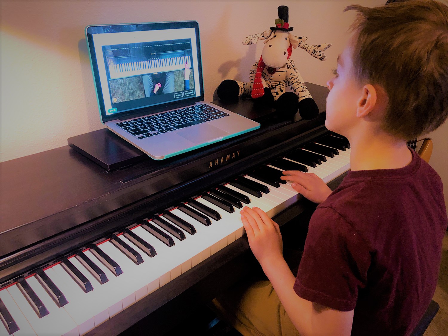 bé nhỏ tuổi có học đàn Piano online được không?