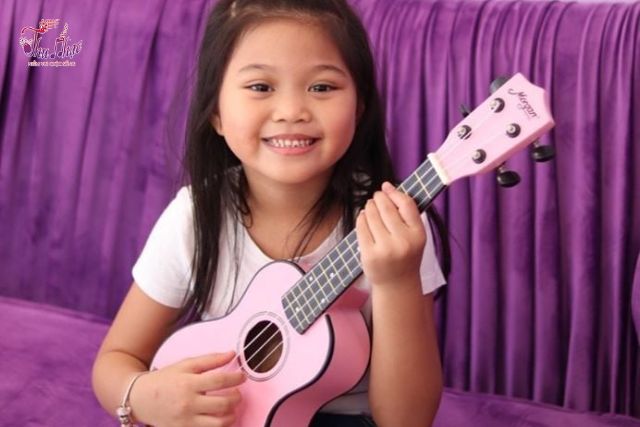 Học đàn ukulele cho bé tại nhà